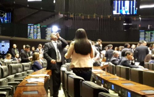 N&atilde;o s&atilde;o somente os cabelos da Deputada Federal Rose Modesto ( PSDB MS) que chamam aten&ccedil;&atilde;o no Plen&aacute;rio da C&acirc;mara dos Deputados. Na defesa dos direitos das mulheres, seu posicionamento em rela&ccedil;&atilde;o ao tema consegue o apoio dos colegas un&acirc;nime.