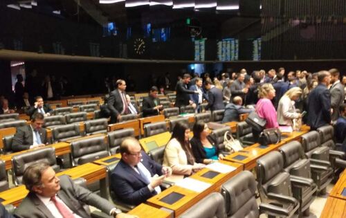 Em plena segunda feira o Deputado Federal A&eacute;cio Neves ( PSDB MG) reapareceu no Plen&aacute;rio da C&acirc;mara dos Deputados. Ningu&eacute;m acreditou.