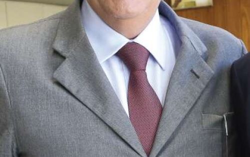 *** Andr&eacute; Puccinelli esteve ontem visitando a C&acirc;mara de Campo Grande, e foi muito assediado. Ele se empolgou tanto, que chegou a dizer que n&atilde;o descarta a possibilidade de disputar a Prefeitura da capital. 