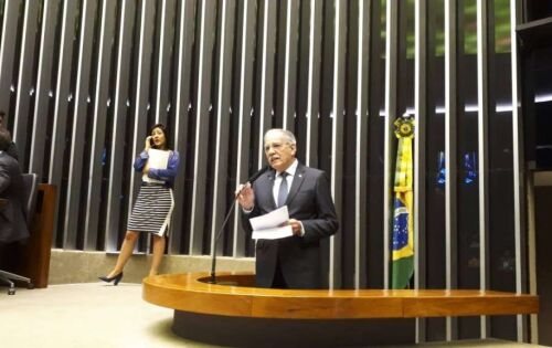***Deputado Federal Dr Luiz Ovando fala na C&acirc;mara dos Deputados sobre a singularidade do Hospital S.I.A.S. de F&aacute;tima do Sul pela sua qualidade na presta&ccedil;&atilde;o de servi&ccedil;os aos usu&aacute;rios e cita tamb&eacute;m a dificuldade da entidade e de outras no recebimento de valores pelo Minist&eacute;rio da Sa&uacute;de. &Eacute; o primeiro pronunciamento de um parlamentar na C&acirc;mara dos Deputados sobre hospitais nessa categoria.