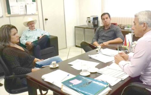 *** O prefeito de Rio Verde M&aacute;rio Kruger, vereadora Lidiane Farias e o respons&aacute;vel pelo Procon Municipal de Rio Verde, Edgar Dutra Martins, estiveram em Campo Grande para solicitar ao Procon Estadual uma fiscaliza&ccedil;&atilde;o urgente nos postos de gasolina em Rio Verde para conter o pre&ccedil;o abusivo, que vem sido cometido. A Vereadora Lidiane Farias disse estar cansada de ser explorada e se sujeitar a pagar pre&ccedil;os exorbitantes pelo combust&iacute;vel, que chega a custar 5 reais. 