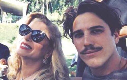 ***Juntos na novela Espelho da Vida, da TV Globo, Vera Fischer homenageou o ator Romulo Arantes Neto nesta ter&ccedil;a-feira, 12, nas redes sociais. Na trama, os dois vivem respectivamente Maria do Carmo e M&aacute;rio C&eacute;sar. Os f&atilde;s elogiaram o registro feito pela veterana e lotaram os coment&aacute;rios com mensagens de carinho.