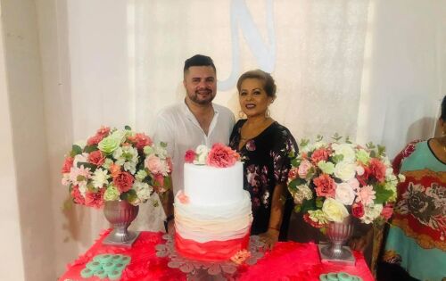 ***Nossa amiga Neide Monteiro comemorou anivers&aacute;rio no &uacute;ltimo dia 19 e recebeu uma linda festa para comemorar a data. Dentre os amigos e familiares presentes, estava seu filho Fl&aacute;vio Murillo, que h&aacute; d&eacute;cadas vive nos EUA. Fl&aacute;vio aproveitou a data para matar saudades. Parab&eacute;ns a aniversariante e muitas felicidades.
