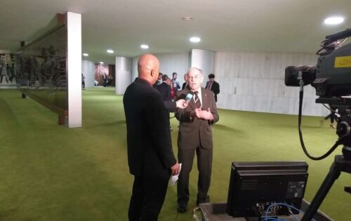 Deputado Federal Dr Luiz Ovando em entrevista exclusiva para a TV C&acirc;mara falando sobre seu PL que extingue o hor&aacute;rio de ver&atilde;o. O presidente Bolsonaro resolveu acabar com o hor&aacute;rio e s&oacute; hoje o parlamentar concedeu seis entrevistas para emissoras de outros estados interessadas no assunto.
