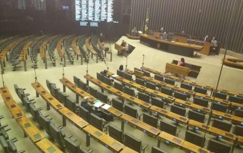 Em sess&atilde;o esvaziada pelo feriad&atilde;o da Semana Santa contam - se nos dedos os deputados presentes em Plen&aacute;rio nessa quarta - feira.