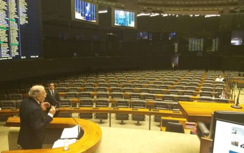 Plen&aacute;rio vazio e o parlamentar mais ass&iacute;duo nas Sess&otilde;es da C&acirc;mara dos Deputados falando sobre temas importantes.