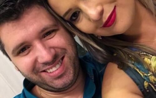 *** Abrilhantando nossa coluna de hoje, o casal J&eacute;ssica e Emerson (COP). Dr. Emerson Giliard E. Godoy comemora hoje mais um ano de vida. Nossos parab&eacute;ns e votos de muitas felicidades.