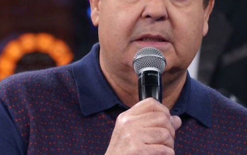 *** Recentemente divulgamos no TV Foco que o p&uacute;blico ficou em polvorosa ap&oacute;s uma fala de Faust&atilde;o ao vivo durante o Doming&atilde;o da Globo que acabou por indicar que o fim do programa dele na emissora carioca est&aacute; bastante pr&oacute;ximo do fim. &ldquo;O dia que o programa acabar, e esse dia n&atilde;o est&aacute; longe, eu revelo os verdadeiros bastidores do Arquivo Confidencial&rdquo;, avisou, o apresentador durante um trecho do Doming&atilde;o, no qual Faust&atilde;o falava sobre um dos quadros de maior sucesso de sua atra&ccedil;&atilde;o. Segundo o apresentador muitos podres cercam os bastidores do Arquivo Confidencial no Doming&atilde;o da Globo. J&aacute; que em determinadas ocasi&otilde;es famosos n&atilde;o querem ver determinados familiares ou vice-versa. Mas o fato mesmo &eacute; que depois dessa frase n&atilde;o se falou mais em outra coisa: Faust&atilde;o vai mesmo deixar a Globo?