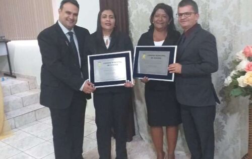 *** Presidente da C&acirc;mara de Sonora Raphael de Lemos Zauchin entregando T&iacute;tulo de Cidad&atilde;o sonorense para Rosa Maria V. da Silva e o prefeito Enelton agraciando a Maria de Lurdes da Silva Rodrigues (conhecida carinhosamente como (preta). Parab&eacute;ns Rosa e Maria pelo trabalho desenvolvido em prol da sociedade sonorense!