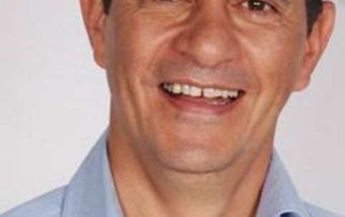 *** O ex-vereador Ivaldo Lopes deixou na semana passada o PSB. Agora, o radialista que comanda todos os dias um programa pela Vale FM 102,9 das 5 &agrave;s 7h da manh&atilde; est&aacute; analisando alguns partidos para se filiar e concorrer a uma vaga no Legislativo nas pr&oacute;ximas elei&ccedil;&otilde;es. 