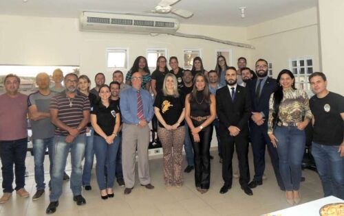 *** Equipe de amigos da Policia Civil de Coxim se reuniram na segunda-feira a tarde para fazer uma despedida com muito carinho e respeito para a delegada Silvia Girardi que deixou Coxim, para assumir a Delegacia Regional de Aquidauana. Dr&ordf; Silvia vai deixar saudades, pela pessoa especial e pela profissional competente que &eacute;. Nossos agradecimentos pelo trabalho importante prestado a popula&ccedil;&atilde;o de Coxim e regi&atilde;o. 