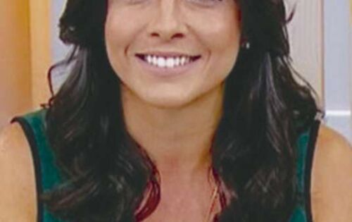 *** Funcion&aacute;ria da Globo por cerca de seis anos, Izabella Camargo n&atilde;o chegou a ser recebida dentro da emissora na manh&atilde; de ontem, data em que, segundo decis&atilde;o judicial, a jornalista deveria ser reintegrada ao canal. &ldquo;Eles me receberam na cal&ccedil;ada, a conversa foi feita de p&eacute;, na rua&rdquo;, diz Izabella. &ldquo;Fiquei impactada, por estar l&aacute; fora muitas pessoas me viram e perceberam o que estava acontecendo. N&atilde;o passei pela catraca.&rdquo; Procurada, a Globo afirma que n&atilde;o comenta &ldquo;casos sob j&uacute;dice&rdquo;. A Veja revelou, na quinta-feira 4, a Globo recebeu a notifica&ccedil;&atilde;o da decis&atilde;o judicial que obrigava a emissora a recontratar a jornalista, demitida depois de ter sido diagnosticada com a s&iacute;ndrome de burnout, causada por condi&ccedil;&otilde;es de trabalho desgastantes. Ela era apresentadora da previs&atilde;o do tempo no Hora 1 e Bom Dia, Brasil, jornal&iacute;sticos que v&atilde;o ao ar durante a madrugada e a manh&atilde;, respectivamente, o que a obrigava a trocar o dia pela noite.