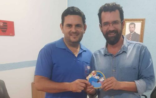 *** O Presidente da C&acirc;mara de Coxim, Vladimir Ferreira, recebeu a visita na semana passada do amigo e Diretor da Escola Municipal William Tavares, professor Claydson. Na oportunidade Vladimir deu uma boa not&iacute;cia, ele confirmou que este ano ainda ser&aacute; realizada a pintura da escola e tamb&eacute;m a poda de duas &aacute;rvores que est&atilde;o amea&ccedil;ando a seguran&ccedil;a dos alunos. Como diz o Presidente Vladimir, mais do que Falar, Fazer!