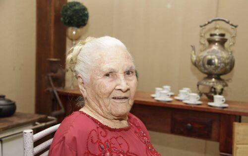 *** Comemorando hoje 103 anos de muita vida e sa&uacute;de nossa querida dona Carolina Coutinho. Filhos e amigos parabenizam pela data mais que especial. Parab&eacute;ns!