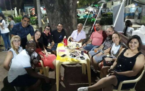 *** Momentos de muita descontra&ccedil;&atilde;o entre amigos durante a I Feira Guerreiro Pantaneiro. Na foto ao meu lado os idealizadores da Feira, Comandante Giron e Fabricia Giron. 