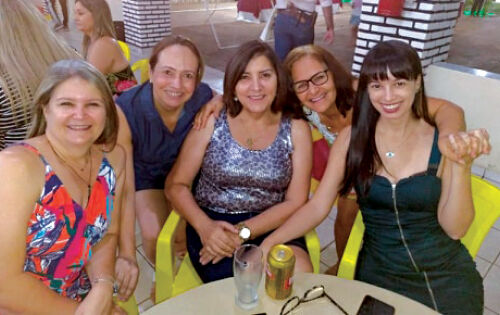 *** C&aacute;tia Celene, Fabricia Giron, esta colunista, Ana e Lislaine, durante evento na &Aacute;rea de Lazer do 47&ordm;BI, na &uacute;ltima sexta-feira. 