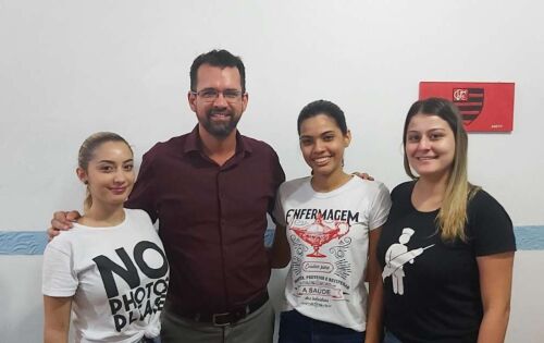 *** O Presidente da C&acirc;mara Vladimir Ferreira recebeu ontem uma comiss&atilde;o de Acad&ecirc;micas de Enfermagem do Campus da UFMS de Coxim, que foram pedir apoio para participarem do Congresso Nacional de Enfermagem que ir&aacute; acontecer em Foz do Igua&ccedil;u. No total s&atilde;o 16 Acad&ecirc;micas. Vladimir se comprometeu em ajud&aacute;-las. 