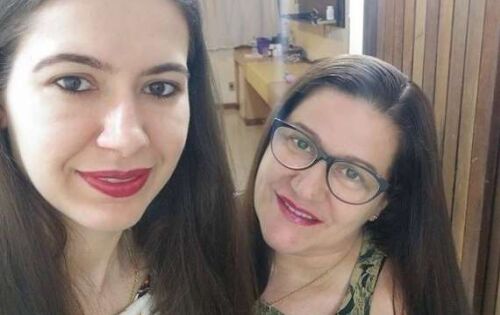***Hoje o dia &eacute; todo especial para querid&iacute;ssima Ver&ocirc;nica Vaneli Pagnan pela ocasi&atilde;o do seu anivers&aacute;rio. Nossos sinceros voto de sa&uacute;de e muitas felicidades. Feliz anivers&aacute;rio! Na foto ao lado de sua m&atilde;e, Cida Vaneli.