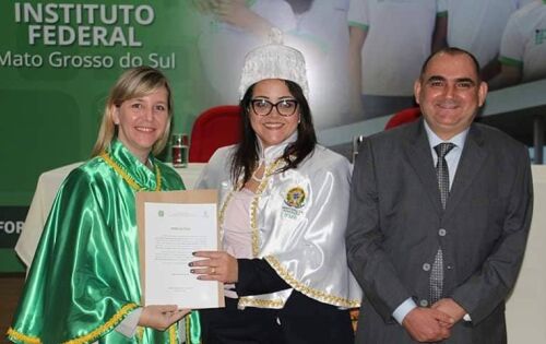 ***Em solenidade bastante prestigiada e marcada por homenagens e emo&ccedil;&atilde;o, a Prof&ordf;. Dra. &Acirc;ngela Kwiatkowski tomou posse como Diretora Geral eleita do Campus de Coxim do IFMS, a posse ocorreu no &uacute;ltimo dia 12. A cerim&ocirc;nia contou com a presen&ccedil;a de representantes da classe pol&iacute;tica, professores, t&eacute;cnicos-administrativos e alunos do Instituto, al&eacute;m da comunidade externa. Desejamos sucesso &agrave; Dra. &Acirc;ngela nessa nova trajet&oacute;ria.
