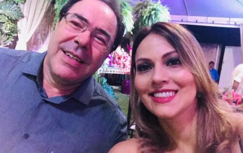 *** Abrilhantando nossa coluna de hoje o casal, Angelita e Dr. Evaldo Rigotti. Ele que no dia 15 comemorou idade nova. Nosso carinho especial ao casal!!