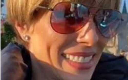 ***Quarta-feira, ficar&aacute; marcada para sempre na vida de Ana Furtado. A apresentadora, que &eacute; dalt&ocirc;nica (tem redu&ccedil;&atilde;o da capacidade de diferenciar cores), est&aacute; curtindo um per&iacute;odo de f&eacute;rias com a fam&iacute;lia em Orlando, nos Estados Unidos, e usou as redes sociais para contar aos seguidores que conseguiu enxergar as cores como elas realmente s&atilde;o gra&ccedil;as ao aux&iacute;lio de &oacute;culos especiais.
