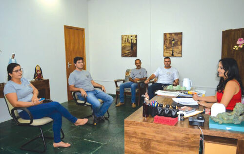 ***A vice-prefeita de Rio Verde Dinalvinha Viana recebeu na manh&atilde; de ontem, os novos Conselheiros Tutelares que tomaram posse no &uacute;ltimo dia 09. Na ocasi&atilde;o trataram de assuntos referente ao munic&iacute;pio e as demandas sobre as crian&ccedil;as, jovens e adolescente.