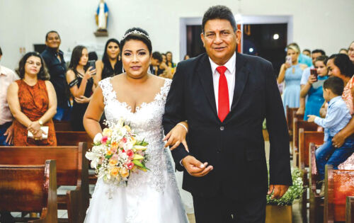 ***Muita emo&ccedil;&atilde;o na cerim&ocirc;nia de casamento de &Aacute;lvaro Cavalcante e Thayla Barreto, sob as b&ecirc;n&ccedil;&atilde;os do padre F&aacute;bio a cerim&ocirc;nia religiosa aconteceu no s&aacute;bado, dia 15/02 na Igreja S&atilde;o Francisco das Chagas. A noiva estava radiante e bel&iacute;ssima, com make & hair de Leandro e Rodrigo. Felicidades ao casal.
