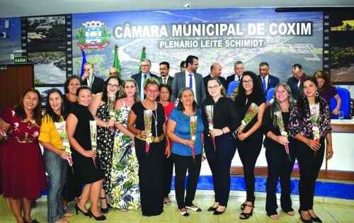 ***A C&acirc;mara Municipal de Coxim realizou na noite da &uacute;ltima ter&ccedil;a-feira (10) uma Sess&atilde;o Solene em homenagem ao Dia Internacional da Mulher, onde cada vereador entregou mo&ccedil;&otilde;es de congratula&ccedil;&atilde;o &agrave;s personalidades femininas.