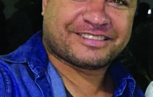 *** No domingo (15), o dia ser&aacute; todo dele, Rodrigo de Souza (colunista, professor e excelente cabeleireiro). Nosso parab&eacute;ns pelo seu anivers&aacute;rio, que voc&ecirc; continue sempre essa pessoa linda e iluminada, que brilha por onde passa. Nosso carinho todo especial!!