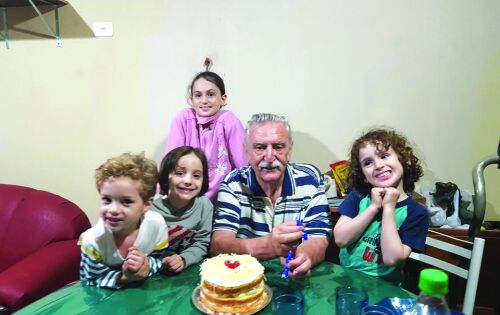 ***Felicidades ao advogado Iraj&aacute; Pereira Messias que comemora anivers&aacute;rio hoje. Na foto rodeado dos netos em momento antes da pandemia. Parab&eacute;ns!!!
