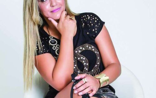 ***A cantora Lurdinha est&aacute; em quarentena e seguindo a onda do momento fez a alegria dos f&atilde;s na noite de ontem (15) com um show via transmiss&atilde;o ao vivo pelo Youtube. A cantora tocou os maiores sucessos da m&uacute;sica popular e atendeu os pedidos dos f&atilde;s. Foi um lindo show, parab&eacute;ns pela iniciativa. Aguardamos o pr&oacute;ximo!