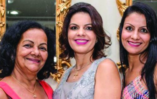 *** Abrilhantando nossa coluna de hoje as empres&aacute;rias, Mariana, Fabiana e Juliana, porque o m&ecirc;s de maio &eacute; muito importante para toda equipe Triana Modas. Loja comemora 38 anos em Coxim oferecendo o melhor da moda com pre&ccedil;os excelentes e &oacute;timas op&ccedil;&otilde;es de pagamento. Embora a apar&ecirc;ncia nunca deva ser mais relevante do que a personalidade de uma pessoa, existe uma forma de unir o melhor dos dois mundos. &Eacute; com a moda que algu&eacute;m consegue expressar o pr&oacute;prio estilo e esbanjar autoconfian&ccedil;a. A apar&ecirc;ncia de uma pessoa pode ficar mais completa e mais verdadeira se ela usar a moda certa para demonstrar sua personalidade. E em Coxim, voc&ecirc; pode contar com a Triana Modas que est&aacute; cheia de novidades para todos os eventos e ocasi&otilde;es. Triana Modas, nossos parab&eacute;ns e muito sucesso!! 