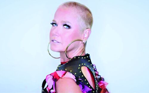 ***Contratada da Record desde que deixou a TV Globo h&aacute; alguns anos, Xuxa Meneghel poder&aacute; novamente aparecer em sua antiga casa. Segundo informou o colunista Fl&aacute;vio Ricco, do portal UOL, a eterna rainha do baixinhos est&aacute; gravando uma entrevista para Pedro Bial, que dever&aacute; ser inclu&iacute;da no Conversa com o Bial.