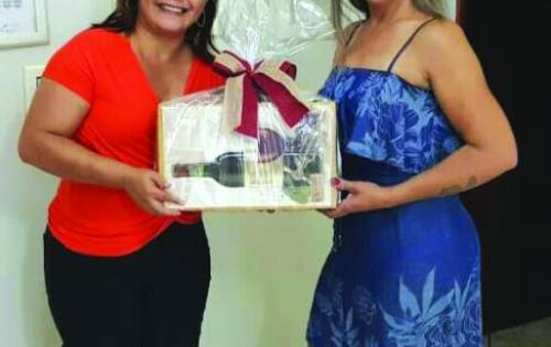 *** Luciene Gama entregando o brinde especial do Dia dos namorados para a ganhadora, Sueli Holsback. Uma linda caixa contendo duas ta&ccedil;as, um vinho personalizado e castanhas-do-par&aacute;. Parab&eacute;ns Sueli!!