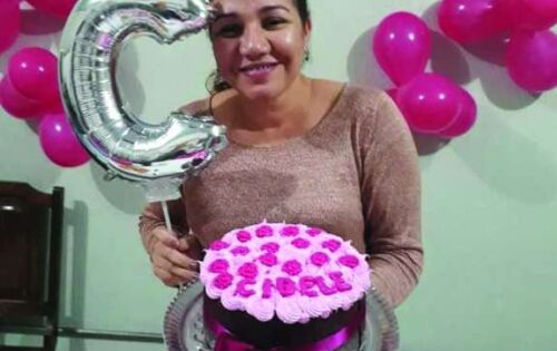 ***Hoje &eacute; um dia muito especial, de celebra&ccedil;&atilde;o e alegria, pois comemoramos a passagem de mais um ano de vida, da querida professora, atualmente diretora adjunta da Escola Pedro Mendes Fontoura, Cibele Monteiro. Desejamos sa&uacute;de e muitas felicidades. Parab&eacute;ns.