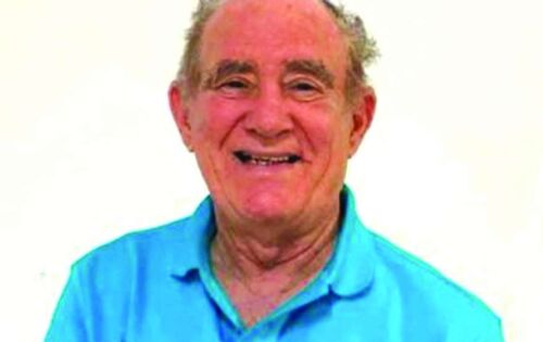 *** Ap&oacute;s 44 anos, Renato Arag&atilde;o deixa a Globo, depois da Rede Globo resolver n&atilde;o renovar o contrato, que se encerrou ontem (30). O humorista, de 85 anos, reiterou a posi&ccedil;&atilde;o de seguir em frente.