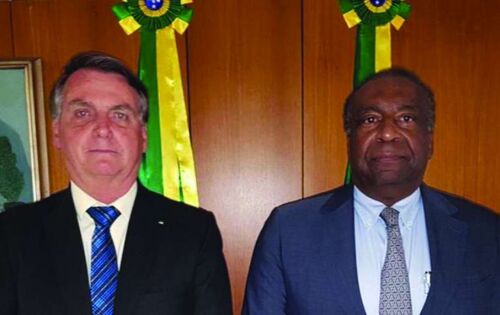 ***Nomeado para o Minist&eacute;rio da Educa&ccedil;&atilde;o, o professor Carlos Decotelli entregou ontem sua carta de demiss&atilde;o ao presidente Jair Bolsonaro. O pedido foi aceito pelo presidente, que j&aacute; estuda novos nomes para a pasta.