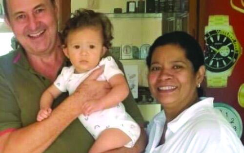***Felicidades para amiga Neiva Dresh que ontem (08) completou mais um ano de vida. Amiga querida e sempre presente, Neiva agora sustenta o carinhoso titulo de av&oacute; da Mirella, sua primeira neta. Desejamos muitos anos de vida e muitas felicidades. Na foto ao lado do marido Renato e da neta Mirella.