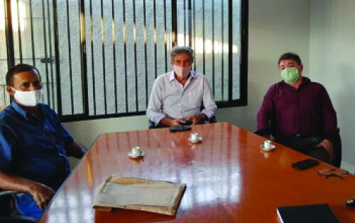 *** Na quarta-feira o Vice-presidente do DEM de Coxim, Pedro Freitas (Pedrinho), e o pr&eacute;-candidato &aacute; prefeito de Coxim pelo DEM, Dr. Edilson Magro, foram recebidos pelo Presidente estadual e Vice-governador Murilo Zauith, para discutir sobre as elei&ccedil;&otilde;es. Na reuniu Murilo garantiu total e irrestrito apoio a pr&eacute;-candidatura de Edilson Magro, j&aacute; que est&aacute; tendo uma excelente aceita&ccedil;&atilde;o junto a popula&ccedil;&atilde;o coxinense. 