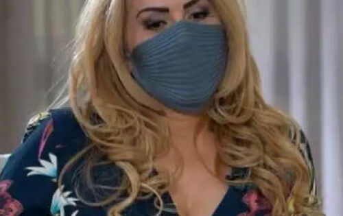 *** O primeiro caso de Covid-19 no Brasil foi registrado em fevereiro. Por incr&iacute;vel que pare&ccedil;a, tem gente que foi infectada l&aacute; atr&aacute;s, mas continuou apresentando alguns sintomas da doen&ccedil;a por meses. A cantora Joelma &eacute; um exemplo. Ela conversou com o rep&oacute;rter do Fantastico no &uacute;ltimo domingo, e contou sobre o abalo em sua sa&uacute;de desde que testou positivo, h&aacute; tr&ecirc;s meses. Joelma e outros tantos pacientes t&ecirc;m a chamada s&iacute;ndrome p&oacute;s-Covid? Joelma contou que a covid afetou a sua vis&atilde;o, que via tudo emba&ccedil;ado e tamb&eacute;m sua memoria. Ela disse que coisas simples que n&atilde;o conseguia lembrar, n&atilde;o vinha na mente, A memoria falhava muito. 