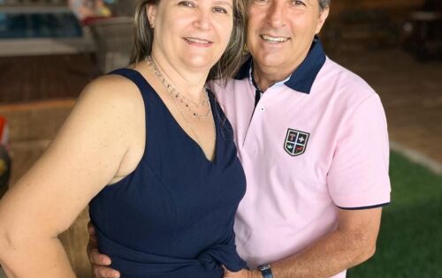 *** Aniversariando hoje, o empres&aacute;rio coxinense, Ricardo Ferracini. Na foto ao lado da esposa Catia. Nossos parab&eacute;ns!!