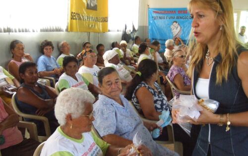 CONCURSO MISS E MISTER TERCEIRA IDADE FOI REALIZADO EM SONORA ***Valorizar a terceira idade e desenvolver pol&iacute;ticas p&uacute;blicas de aten&ccedil;&atilde;o ao idoso em Sonora sempre foi uma prioridade de Clarice Ewerling. Pensando nisso Clarice idealizou um concurso de beleza, o Miss e Mister Terceira Idade, com o objetivo de incentivar os idosos a buscarem autoestima e a beleza que existe em todas as idades. O evento promoveu uma noite divertida, agrad&aacute;vel, com bastante m&uacute;sica, dan&ccedil;a, desfiles e muitas emo&ccedil;&otilde;es.  &ldquo;Meu compromisso &eacute; ajudar o povo sonorense, tenho um carinho enorme pelos idosos, envolvemos toda a sociedade nesse concurso. Lev&aacute;vamos a melhor idade para fazer diversos passeios, &iacute;amos at&eacute; Rondon&oacute;polis para os idosos frequentam os clubes de &aacute;guas termais. Buscando sempre a valoriza&ccedil;&atilde;o e o bem-estar dos idosos&rsquo;&rsquo;, pontuou Clarice.  Cerca de 15 idosos participavam do concurso, os candidatos e candidatas desfilaram e mostraram desenvoltura na passarela. Os espectadores elegem a miss e o mister terceira idade, o casal ganhador do concurso receberam um pr&ecirc;mio simb&oacute;lico. Uma das participantes do concurso Olga Santana, aposentada de 74 anos, falou como era a a&ccedil;&atilde;o, &ldquo;a Clarice promovia os desfiles, os passeios, os bailes em Sonora. Era muito divertido, n&oacute;s &eacute;ramos valorizados, t&iacute;nhamos um passatempo, e sei que ela pode retornar com esses projetos em Sonora&rsquo;&rsquo;, afirmou Olga.