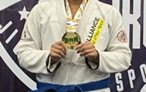 *** Giovanna Jara de Souza conquistou duas medalhas de ouro no Campeonato Brasileiro de Jiu-Jitsu Esportivo 2020. A competi&ccedil;&atilde;o da Confedera&ccedil;&atilde;o Brasileira de Jiu-Jitsu Esportivo foi realizada de 23 a 25 de outubro. A sul-mato-grossense &eacute; contemplada pelo programa Bolsa Atleta, concedido pelo Governo do Estado. A atleta de 17 anos, representando a Alliance Jiu-Jitsu Team, de Campo Grande (MS), faturou o ouro em duas categorias: super-pesado (acima de 73 quilos) e absoluto (sem limite de peso), pela classe et&aacute;ria juvenil, com a faixa-azul. Para atingir o lugar mais alto do p&oacute;dio, ela teve de superar advers&aacute;rias de S&atilde;o Paulo e Paran&aacute;. Parab&eacute;ns!