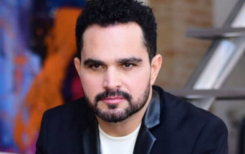 ***O cantor Luciano Camargo ganhar&aacute; um especial de fim de ano na Record. Ele foi convidado e j&aacute; gravou participa&ccedil;&atilde;o na emissora. O artista se apresentar&aacute; sem Zez&eacute; por conta de sua carreira solo dedicado &agrave; m&uacute;sica gospel. Recentemente ele lan&ccedil;ou o disco &ldquo;A Ti Entrego&rdquo; no qual canta louvores. O especial ainda n&atilde;o tem data definida para ir ao ar. A grava&ccedil;&atilde;o aconteceu na &uacute;ltima sexta-feira (6) em um galp&atilde;o no bairro Tatuap&eacute;.