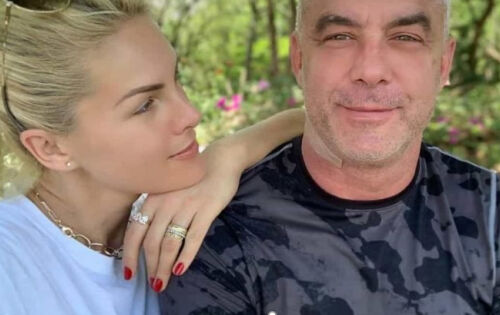 *** A apresentadora Ana Hickmann usou as redes sociais ontem (11) para deixar uma mensagem de for&ccedil;a ao marido, Alexandre Correa, que se encontra em tratamentos de radioterapia e quimioterapia para lutar contra um c&acirc;ncer no pesco&ccedil;o. Ela disse que tem tr&ecirc;s certezas; uma &eacute; o amor, outra que tem certeza da supera&ccedil;&atilde;o e a terceira, que tem f&eacute; em Deus que eles ainda ir&atilde;o comemorar bodas de ouro. 