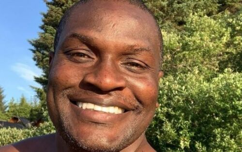 ***Anos ap&oacute;s o fim do &ldquo;&Eacute; o Tchan&rdquo;, o ex-dan&ccedil;arino Jacar&eacute; resolveu falar sobre o tratamento diferenciado de Carla Perez. Ele revelou que costumava chorar de frustra&ccedil;&atilde;o no camarim uma vez que a loira era, segundo ele, a &uacute;nica a receber aten&ccedil;&atilde;o da televis&atilde;o, em um grupo com quatro pessoas negras. Segundo o portal Uol, o artista, cujo nome de batismo &eacute; Edson Cardoso, diz que a tristeza era compartilhada por outros integrantes da equipe. &ldquo;Dentro da TV, todo mundo ia s&oacute; em cima da Carla Perez&rdquo;, disse em entrevista ao dan&ccedil;ario Yves Lorrhan. &ldquo;N&atilde;o aparecia a gente, pois s&oacute; queriam mostrar a Carla&rdquo;, acrescentou, reconhecendo que a colega &ldquo;n&atilde;o tinha culpa por isso. &rdquo;
