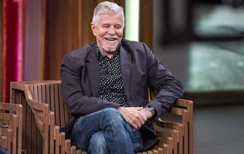 ***O ator e cineasta Miguel Falabella, recebeu diagn&oacute;stico positivo para o coronav&iacute;rus h&aacute; cerca de 14 dias, ap&oacute;s se apresentar com a pe&ccedil;a &ldquo;A Mentira&rdquo;, no Festival Cortinas Abertas no Teatro Santander, em S&atilde;o Paulo. Ao lado dos atores Frederico Reuter, Alessandra Verney e Zez&eacute; Polesssa, Falabella n&atilde;o foi o &uacute;nico a contrair o v&iacute;rus ap&oacute;s a apresenta&ccedil;&atilde;o do espet&aacute;culo, que aconteceu no final de semana do dia 13 de novembro. A atriz Zez&eacute; Polessa, tamb&eacute;m recebeu diagn&oacute;stico positivo. Ao site F5, Falabella afirmou que est&aacute; &oacute;timo e que a doen&ccedil;a &ldquo;j&aacute; passou&rdquo;. &ldquo;N&atilde;o tive sintomas graves gra&ccedil;as a Deus&rdquo;. O artista segue cumprindo a quarentena, que segundo ele, j&aacute; est&aacute; em seu 14&ordm; dia. Em seu perfil do Instagram, o ator se pronunciou e tranquilizou os f&atilde;s sobre seu estado de sa&uacute;de. &ldquo;Obrigado a todos que est&atilde;o preocupados, me telefonando, me enviando mensagens. Estou em casa, esperando essa onda passar e ansioso para o retorno da vida, assim como todos. Beijos no cora&ccedil;&atilde;o&rdquo;, declarou.