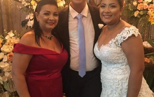 ***Rose Barreto, tamb&eacute;m comemora mais um ano de vida no pr&oacute;ximo s&aacute;bado (28/11), repleto de luz, amor e realiza&ccedil;&otilde;es. Na foto, est&aacute; com seus filhos o Engenheiro Thales e Thayla, que casou em fevereiro deste ano. Sucesso Rose.