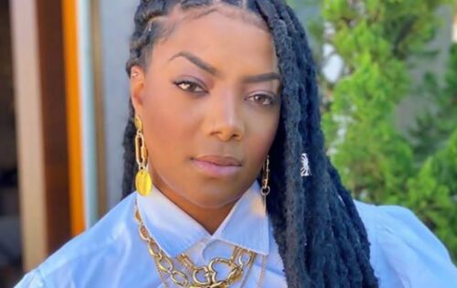 ***Durante uma live em seu Instagram ontem (26), a cantora Ludmilla revelou que pretende investir em sua carreira gospel. &ldquo;Deus vai mudar muitas vidas atrav&eacute;s da minha [&hellip;] Eu fiz uma m&uacute;sica para Deus, voc&ecirc;s v&atilde;o poder ouvir em breve. Em breve, voc&ecirc;s v&atilde;o ouvir meus hinos&rdquo;, disse. Ela ainda convidou seus f&atilde;s a falarem e saberem mais sobre Jesus Cristo: &ldquo;Quem quiser conhecer Jesus Cristo, sem julgamento, sem aponta&ccedil;&atilde;o de dedo na sua cara. Voc&ecirc; &eacute; bem-vindo, seja do jeito que for [&hellip;] Podemos fazer at&eacute; estudo b&iacute;blico&rdquo;. Vale lembrar que a artista lan&ccedil;ou recentemente a &rdquo;Big C&eacute;lula da Ludmilla&rsquo;, onde um grupo de pessoas se re&uacute;ne para realizar atividades como o estudo da B&iacute;blia, entoa&ccedil;&atilde;o de hinos e ora&ccedil;&atilde;o.