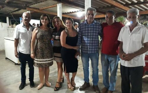 ***Amigos comemorando a vit&oacute;ria de &Acirc;ngelo Gari com muita alegria.
